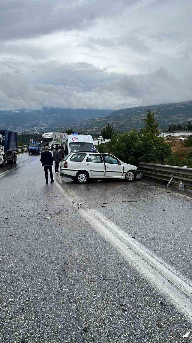 Kontrolden &ccedil;ıkan otomobil, &ouml;n&uuml;ndeki tıra &ccedil;arptı 3
