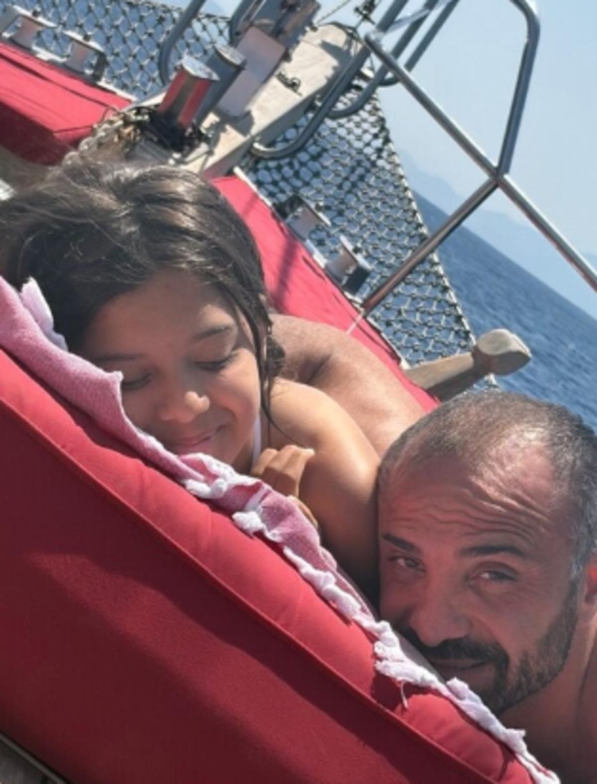 Demet Akalın bikinisini giyip fiziğini sergiledi! Karın kasları olay oldu 2