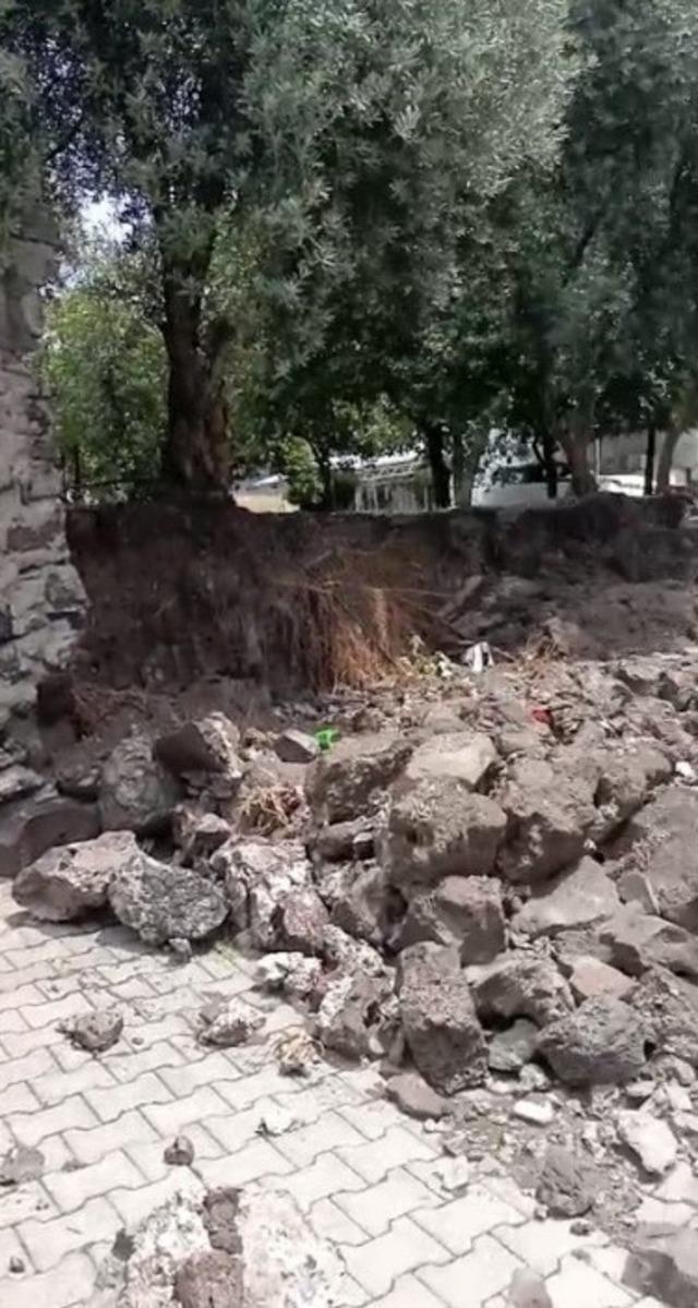 Osmaniye&rsquo;de sel sularına kapılan iş makinesi dereye devrildi 4