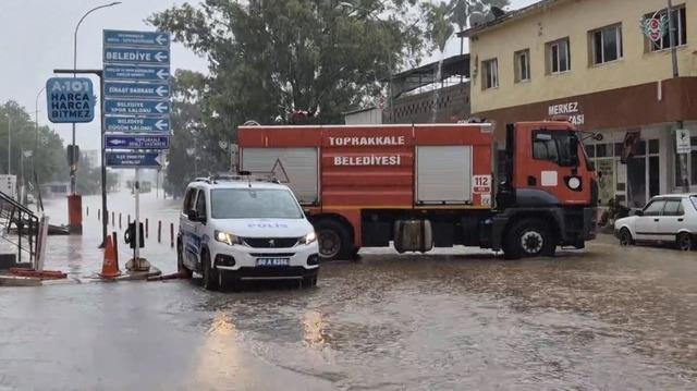 Osmaniye&rsquo;de sel sularına kapılan iş makinesi dereye devrildi 1
