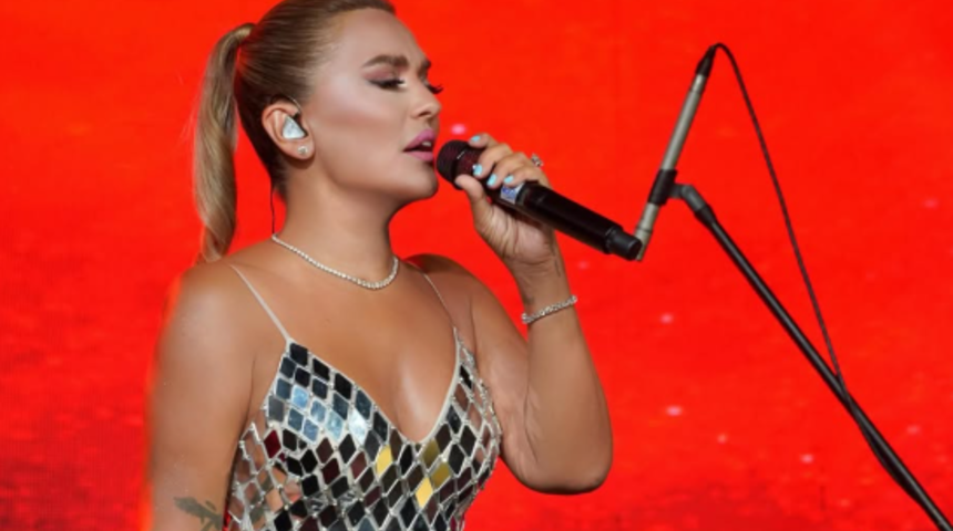 Demet Akalın bikinisini giyip fiziğini sergiledi! Karın kasları olay oldu