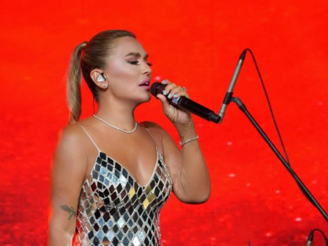 Demet Akalın son konserinde tacize uğradı! ''Elleme, sıkma gibi bir şey yok''''