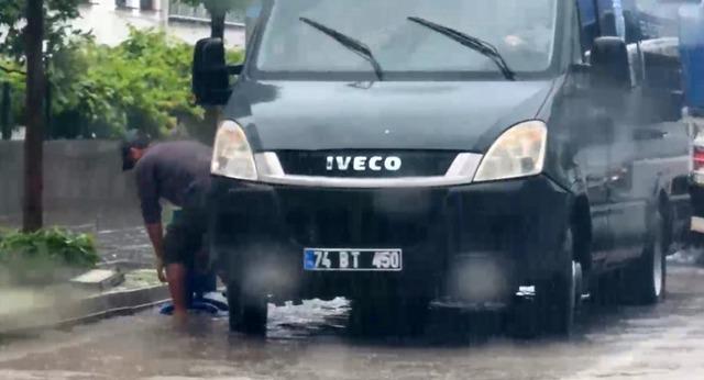 Amasra’da sağanak alarmı: Cadde ve sokaklar göle döndü 1