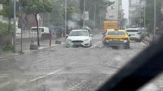 Amasra’da sağanak alarmı: Cadde ve sokaklar göle döndü