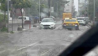 Amasra&rsquo;da sağanak alarmı: Cadde ve sokaklar g&ouml;le d&ouml;nd&uuml;