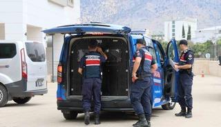 Kozan&rsquo;da &lsquo;yağma&rsquo; su&ccedil;undan aranan firariler jandarma operasyonu ile yakalandı