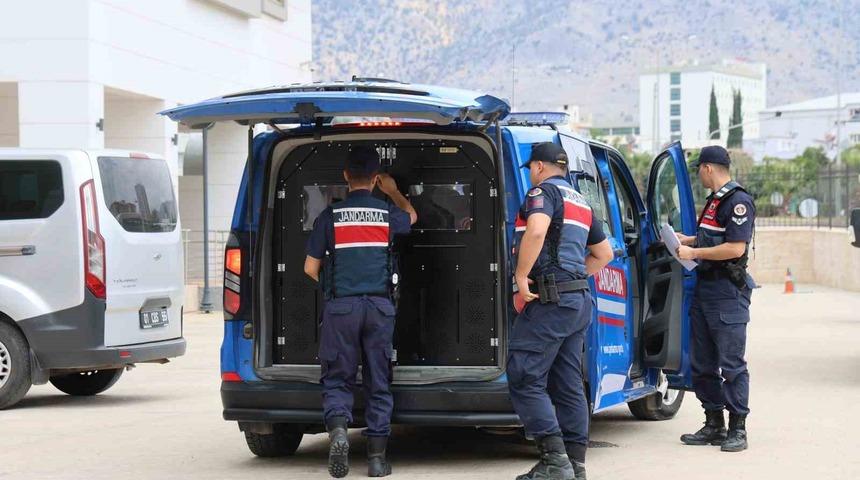 Kozan&rsquo;da &lsquo;yağma&rsquo; su&ccedil;undan aranan firariler jandarma operasyonu ile yakalandı