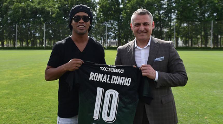 Ronaldinho'dan Türk yapımı stada ziyaret