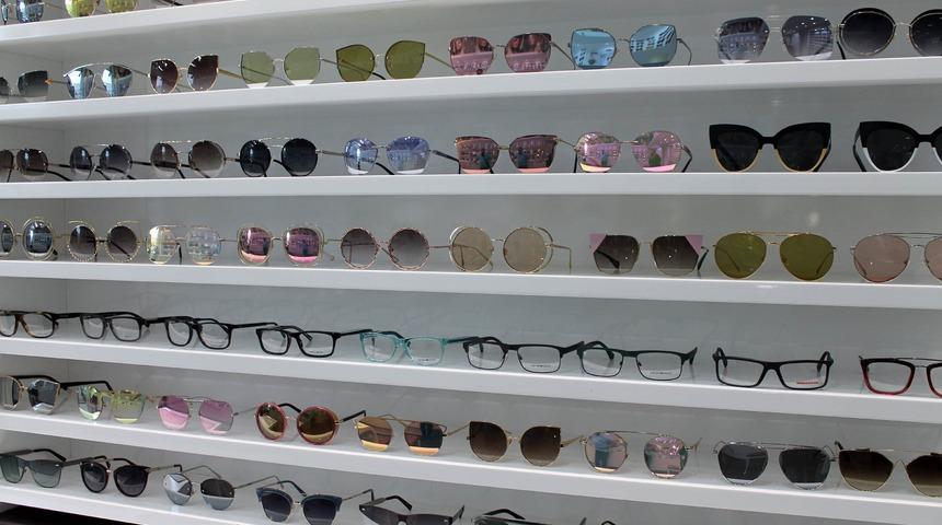 Ucuz g&uuml;neş g&ouml;zl&uuml;klerinin camı, pet şişe malzemesinden &uuml;retiliyor