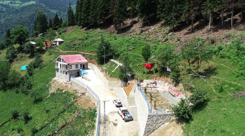 Şehit Eren B&uuml;lb&uuml;l'&uuml;n annesi eski evinden ayrılamıyor