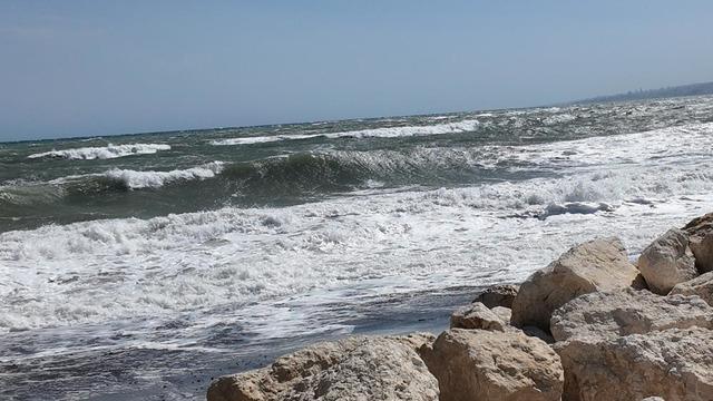 Doğu Akdeniz'de kuvvetli rüzgar: Dalgalar kıyıları dövüyor