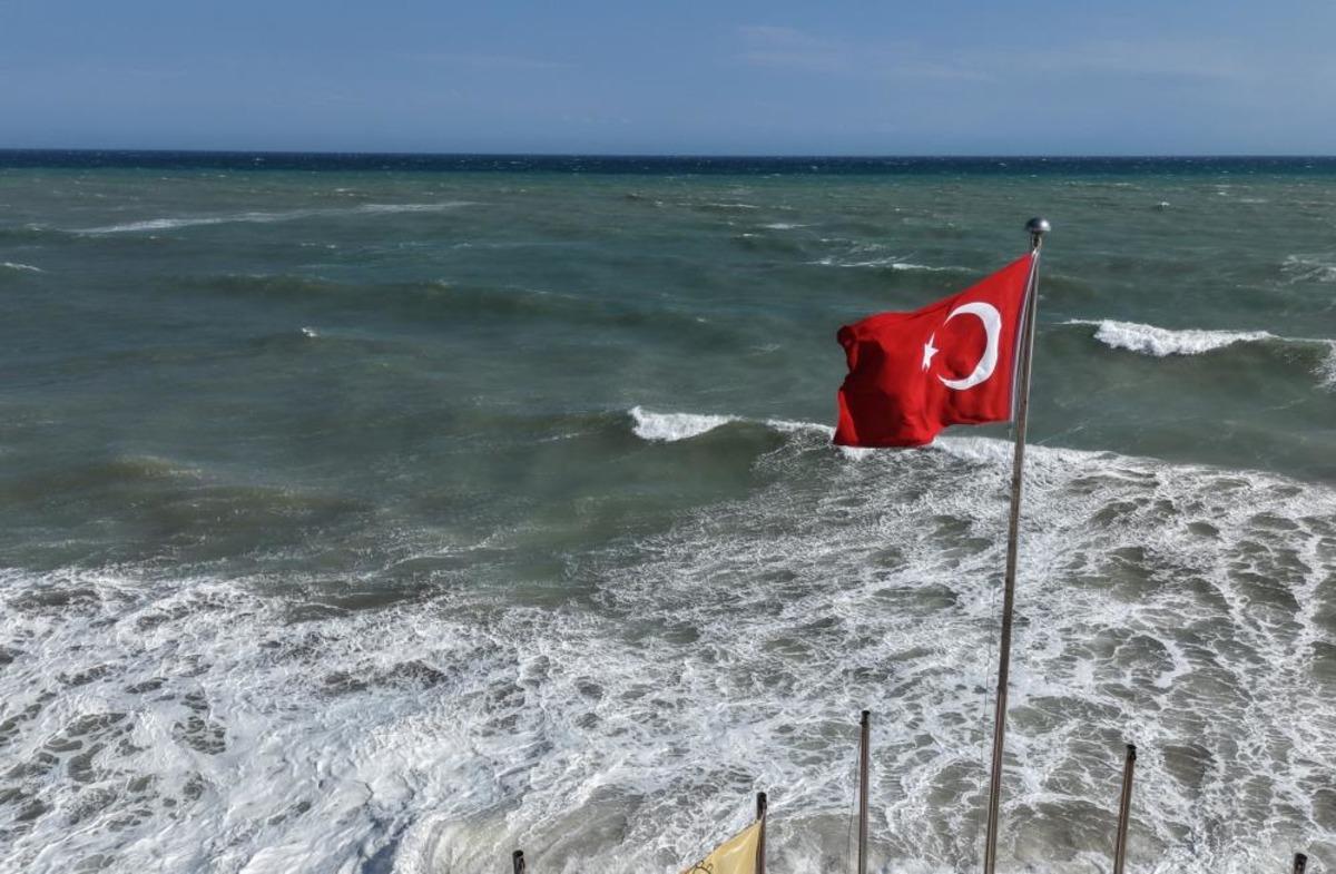 Doğu Akdeniz de kuvvetli rüzgar: Dalgalar kıyıları dövüyor 2
