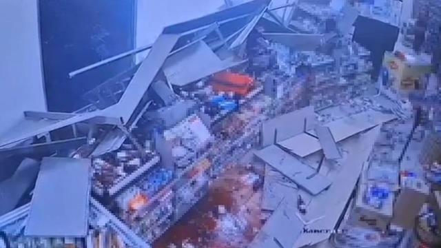 Kontrolden çıkan otomobil markete daldı, vatandaşlar ölümden döndü