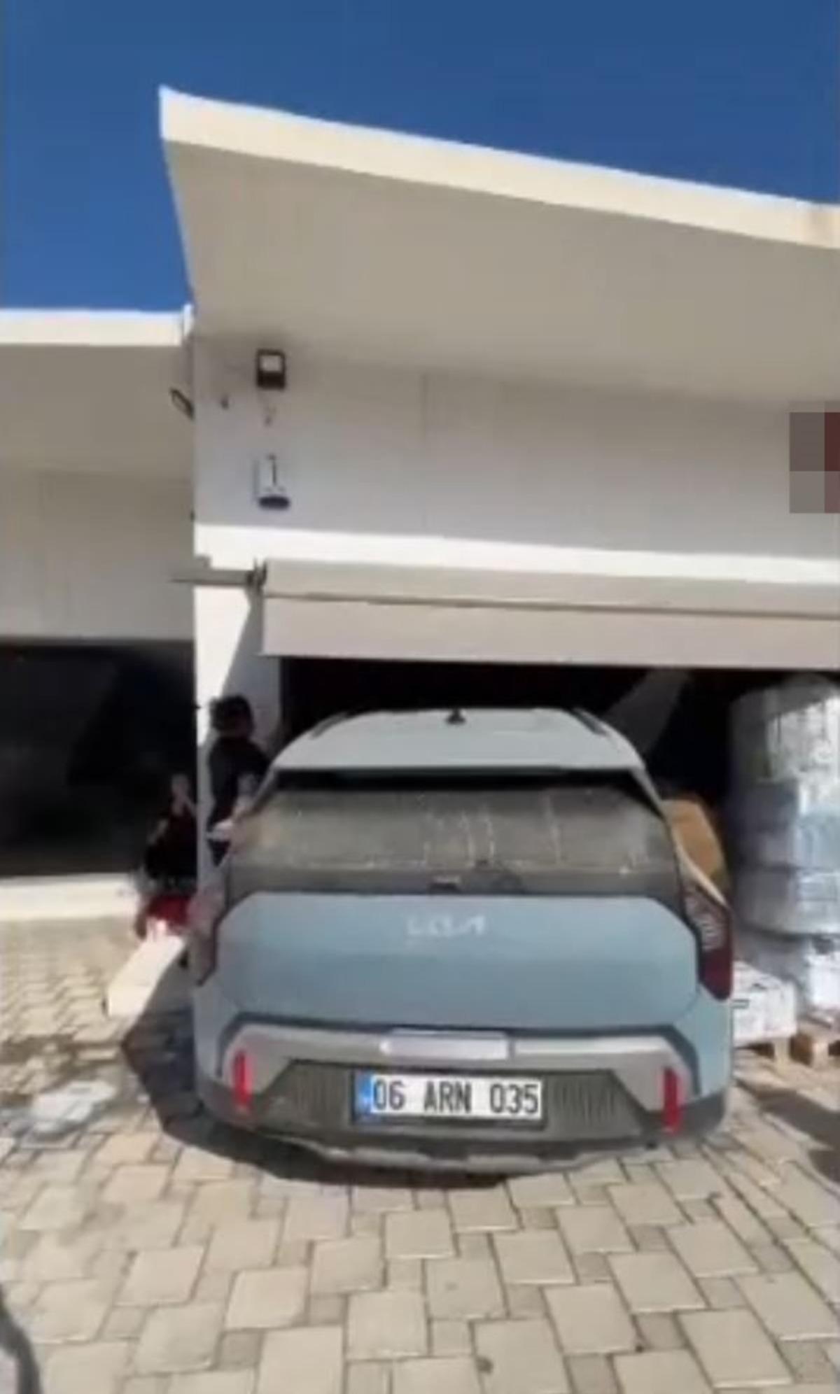 Kontrolden çıkan otomobil markete daldı, vatandaşlar ölümden döndü 1