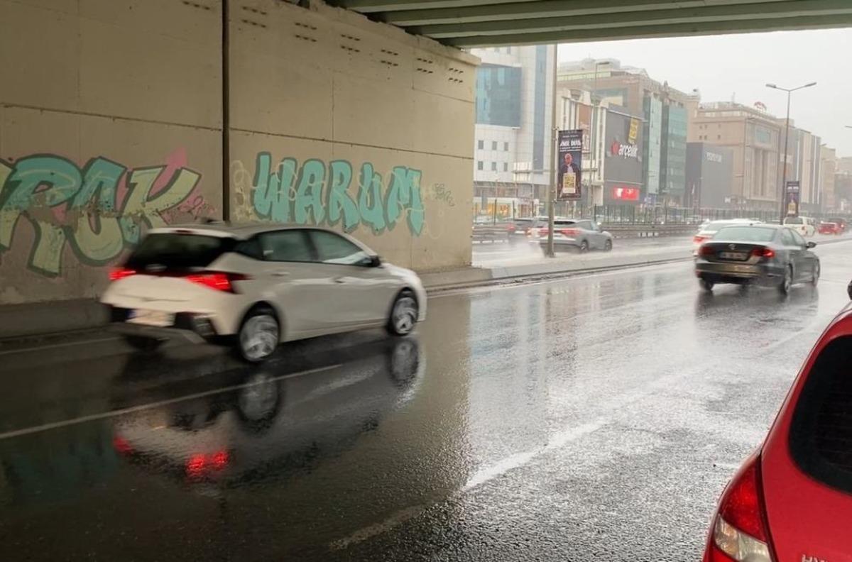 İstanbul da sağarak yağmur etkisini s&uuml;rd&uuml;r&uuml;yor 1