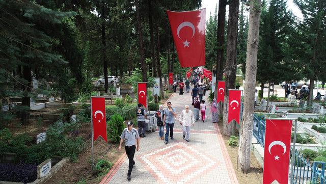Adana'da arife gününde şehitliklere ziyaret