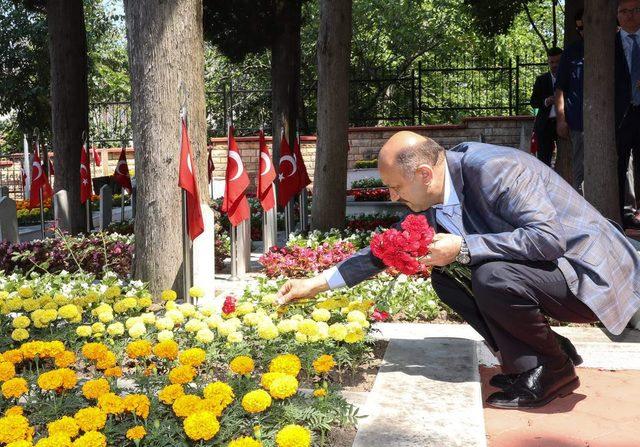 Fikri Işık, şehitliği ziyaret etti