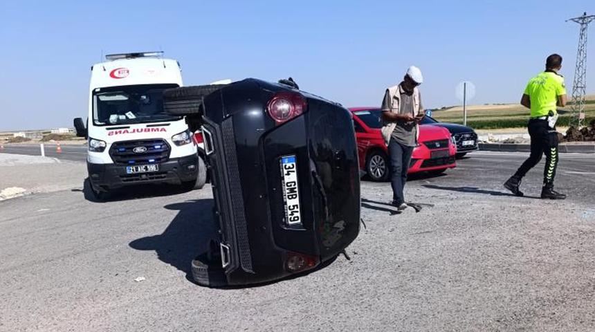 Diyarbakır'da iki otomobil &ccedil;arpıştı: 3 yaralı