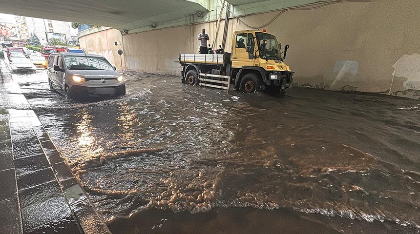 İstanbul'da sağanak etkili oldu! Alt ge&ccedil;it su i&ccedil;inde kaldı
