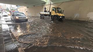 İstanbul'da sağanak etkili oldu! Alt geçit su içinde kaldı