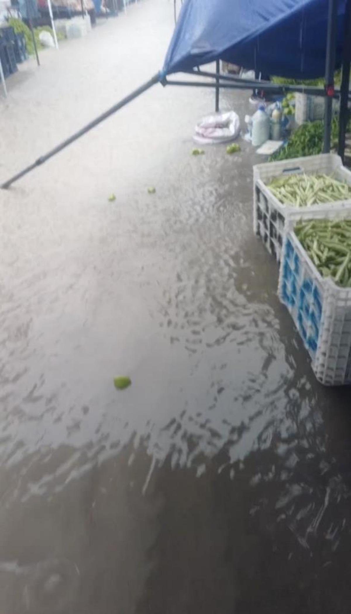 &Ccedil;orum da sağanak pazarcılara zor anlar yaşattı 1