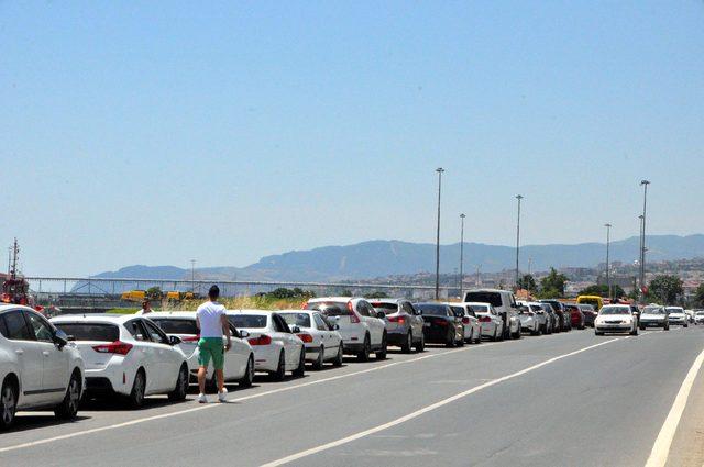 Tekirdağ'da feribot iskelesinde bayram kuyruğu