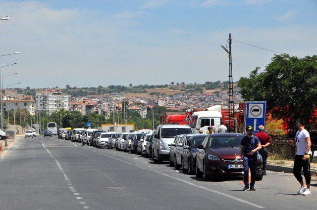 Tekirdağ'da feribot iskelesinde bayram kuyruğu