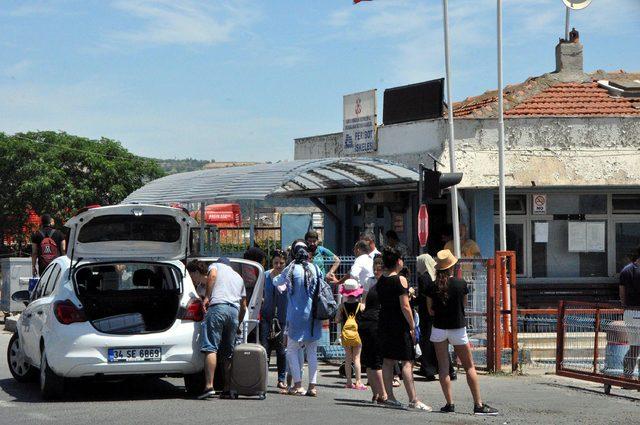 Tekirdağ'da feribot iskelesinde bayram kuyruğu