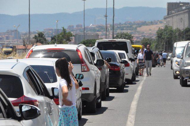 Tekirdağ'da feribot iskelesinde bayram kuyruğu