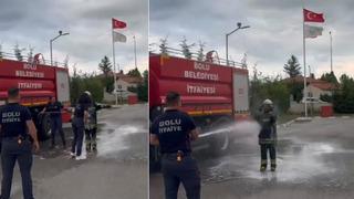 Bolu'da itfaiye stajının sonu sulu şakayla bitti