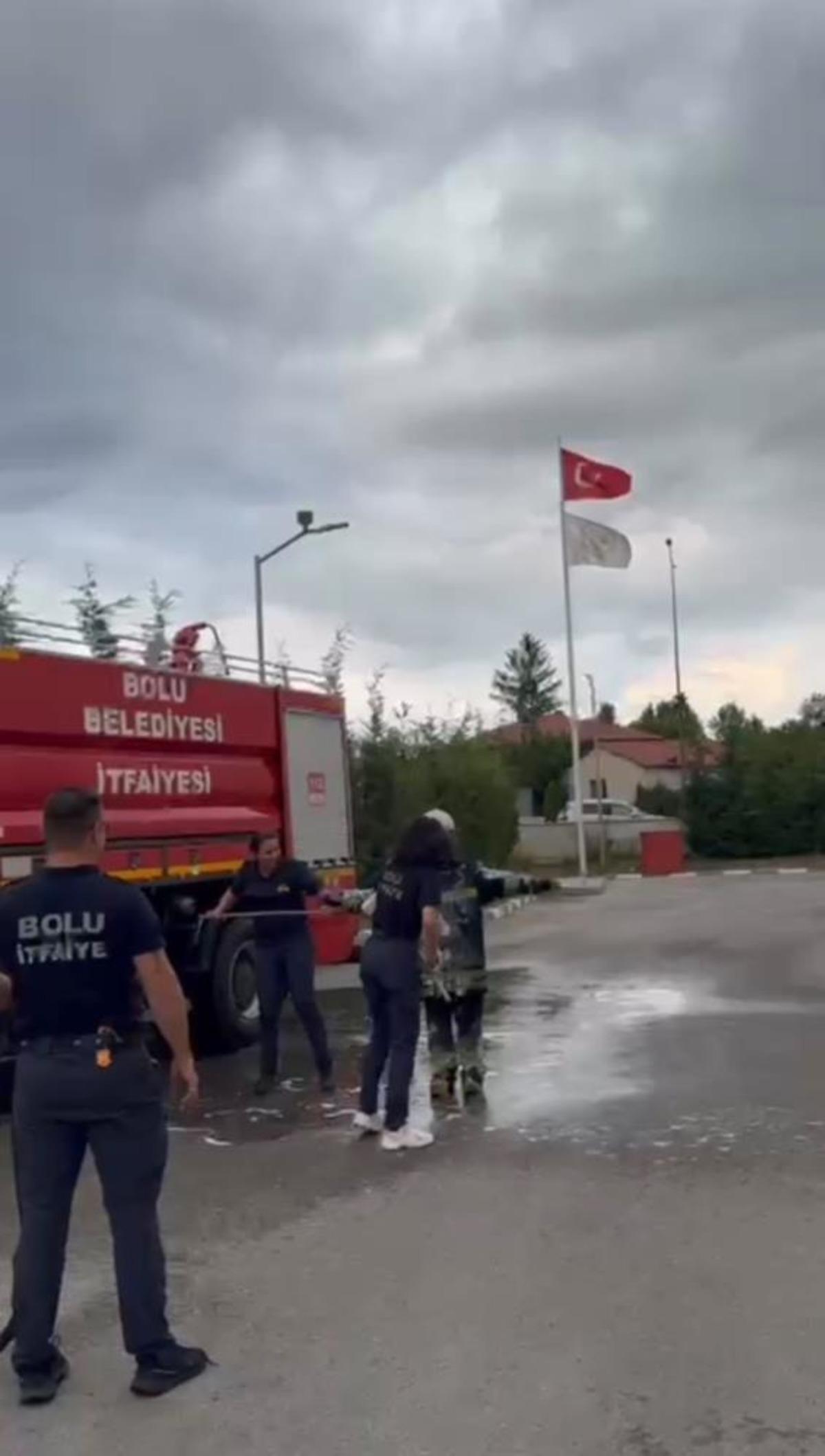Bolu da itfaiye stajının sonu sulu şakayla bitti 1