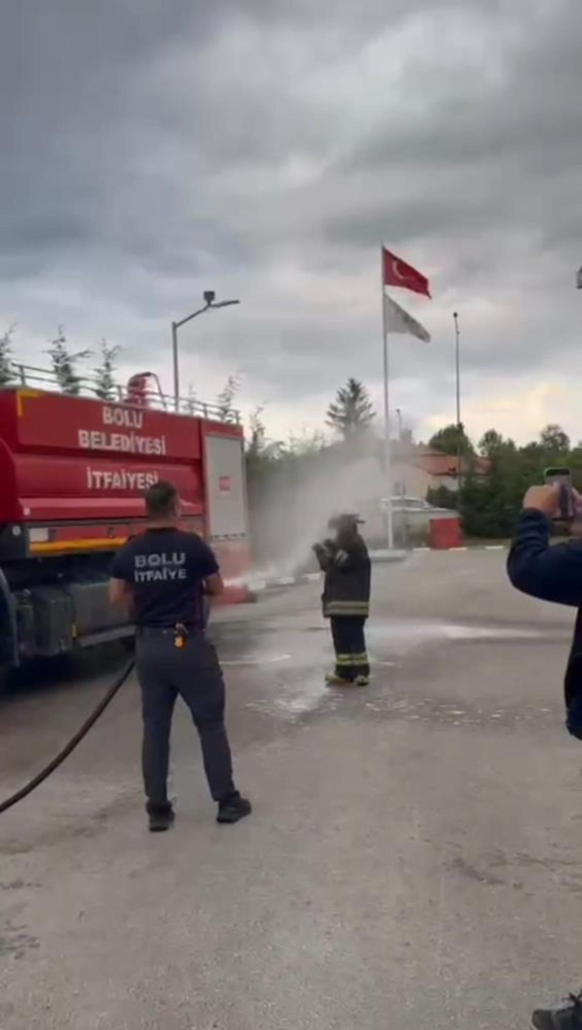 Bolu da itfaiye stajının sonu sulu şakayla bitti 2