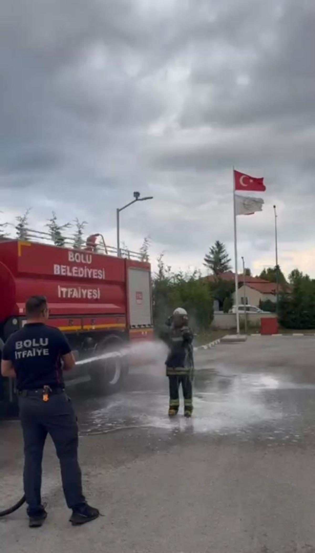 Bolu da itfaiye stajının sonu sulu şakayla bitti 3