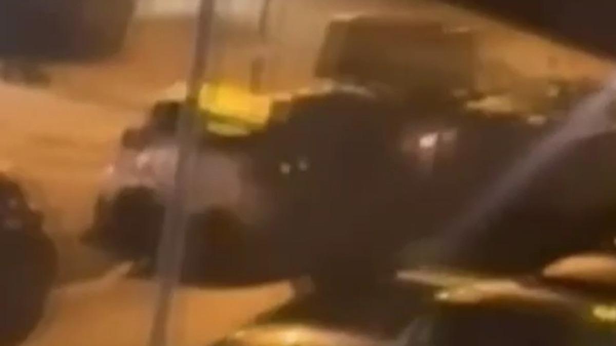 İngiltere'de askeri üste iki alkollü asker zırhlı araçla park halindeki taşıtlara çarptı