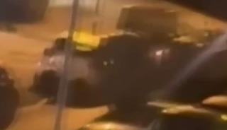 İki alkoll&uuml; asker zırhlı ara&ccedil;la park halindeki taşıtlara &ccedil;arptı