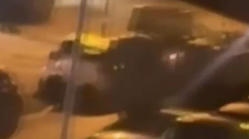 İngiltere'de askeri &uuml;ste iki alkoll&uuml; asker zırhlı ara&ccedil;la park halindeki taşıtlara &ccedil;arptı