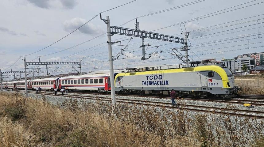 &Ccedil;erkezk&ouml;y'de yolcu treni raydan &ccedil;ıktı