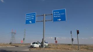 Kilis'te otomobil yön tabelasına çarptı: 2 yaralı