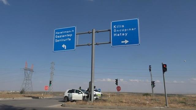Kilis'te otomobil yön tabelasına çarptı: 2 yaralı