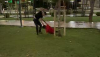 Kavga ettiği arkadaşını defalarca yumrukladı: O anlar kamerada