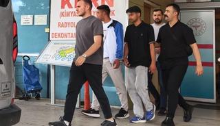 Tekme tokat d&ouml;vd&uuml;kleri gencin kolyesini &ccedil;alıp ka&ccedil;tılar