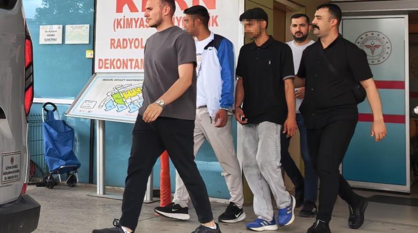 Tekme tokat d&ouml;vd&uuml;kleri gencin kolyesini &ccedil;alıp ka&ccedil;tılar