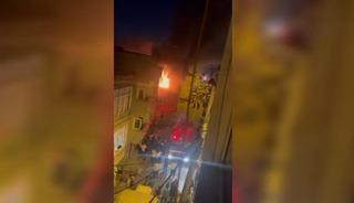 K&uuml;&ccedil;&uuml;k&ccedil;ekmece&rsquo;de metruk binada yangın paniği