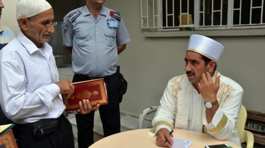 Adana'da mezarlıkta sınav yapıldı! Geçenlere bu kartı verdiler