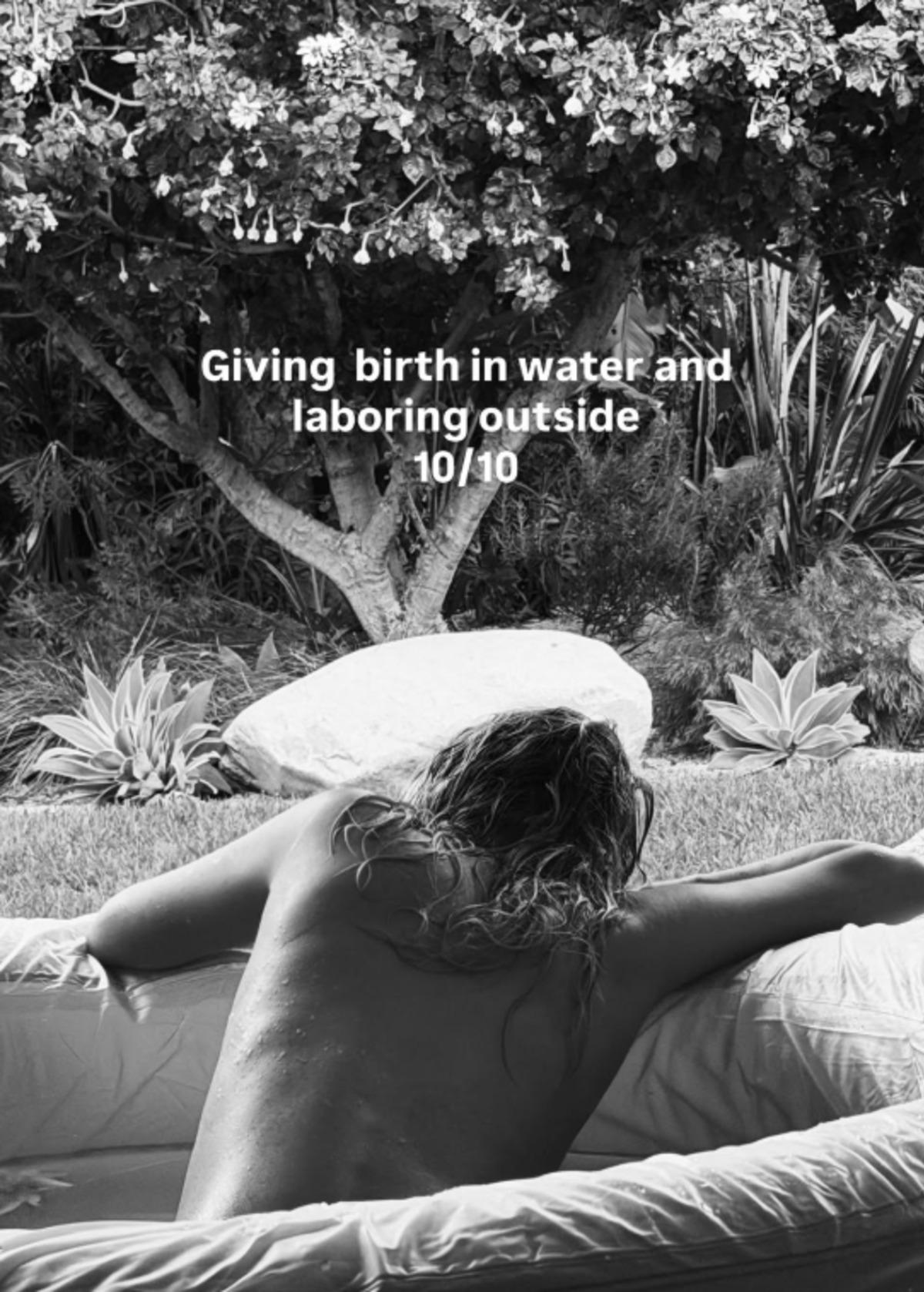 Elsa Hosk evinin bah&ccedil;esinde suda doğum yaptı!  1