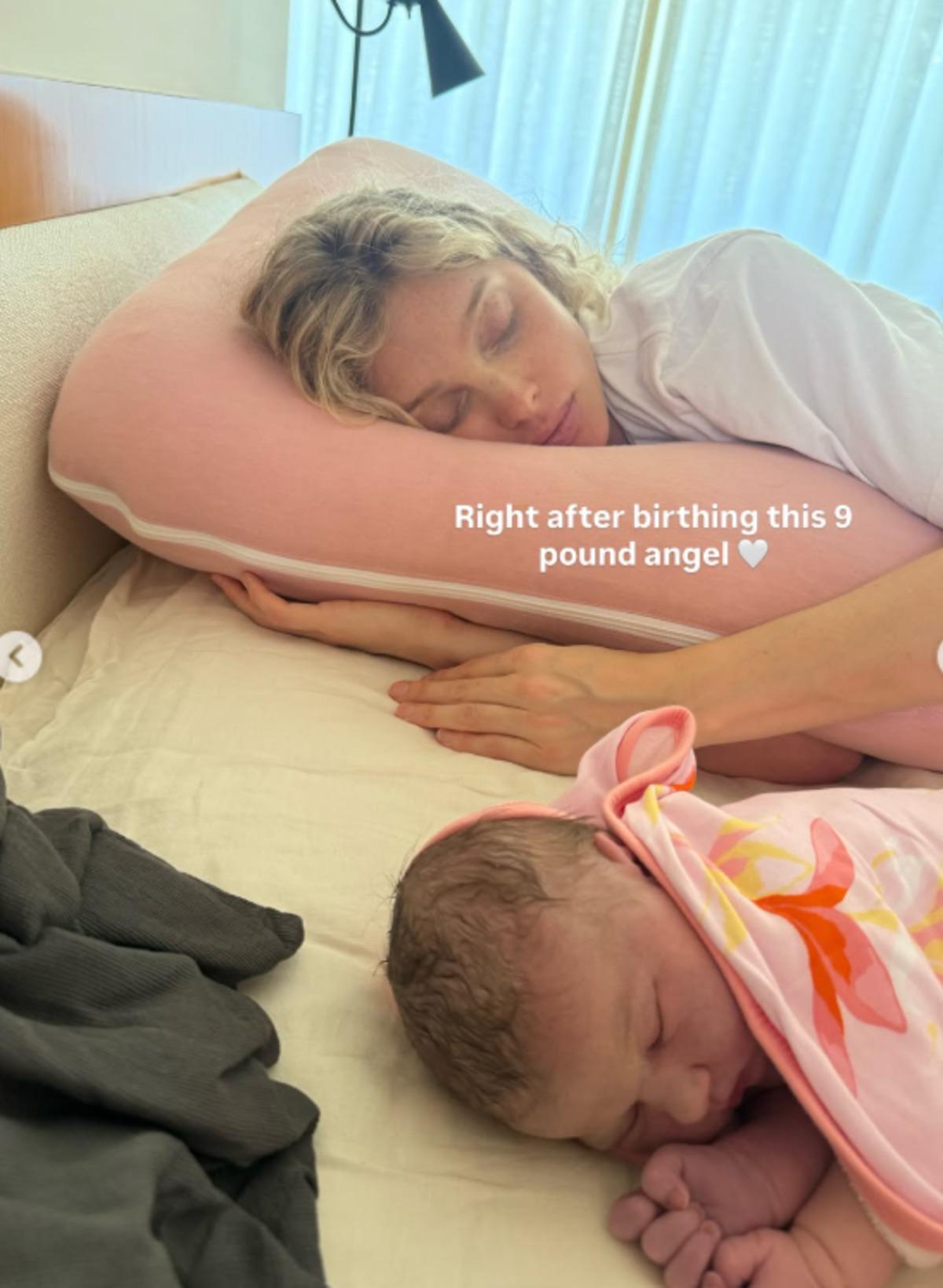 Elsa Hosk evinin bah&ccedil;esinde suda doğum yaptı!  2