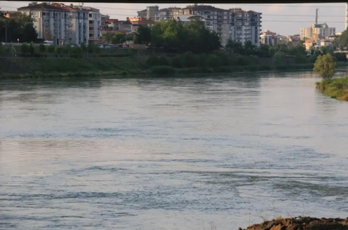 Sağanak bastırınca o nehir yükseldi! Yollara ve tarlalara kadar ilerledi 1