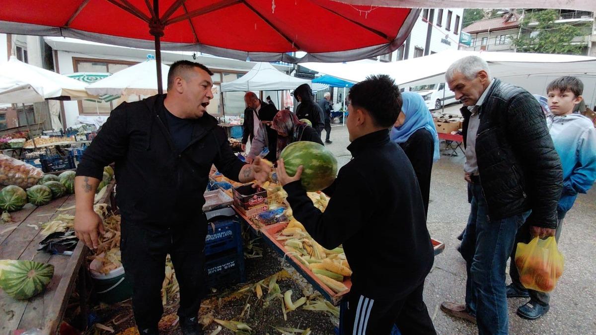 Kilosu 15 TL ydi tek kuruş almadı: 1 ton karpuzu 1 saatte bedavaya dağıttı! 1
