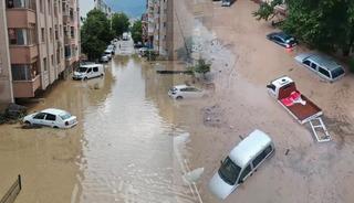 Kastamonu'da şiddetli sağanak! Ev ve iş yerlerini su bastı, vatandaşlar tahliye edildi