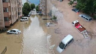 Kastamonu'da şiddetli sağanak! Ev ve iş yerlerini su bastı, vatandaşlar tahliye edildi